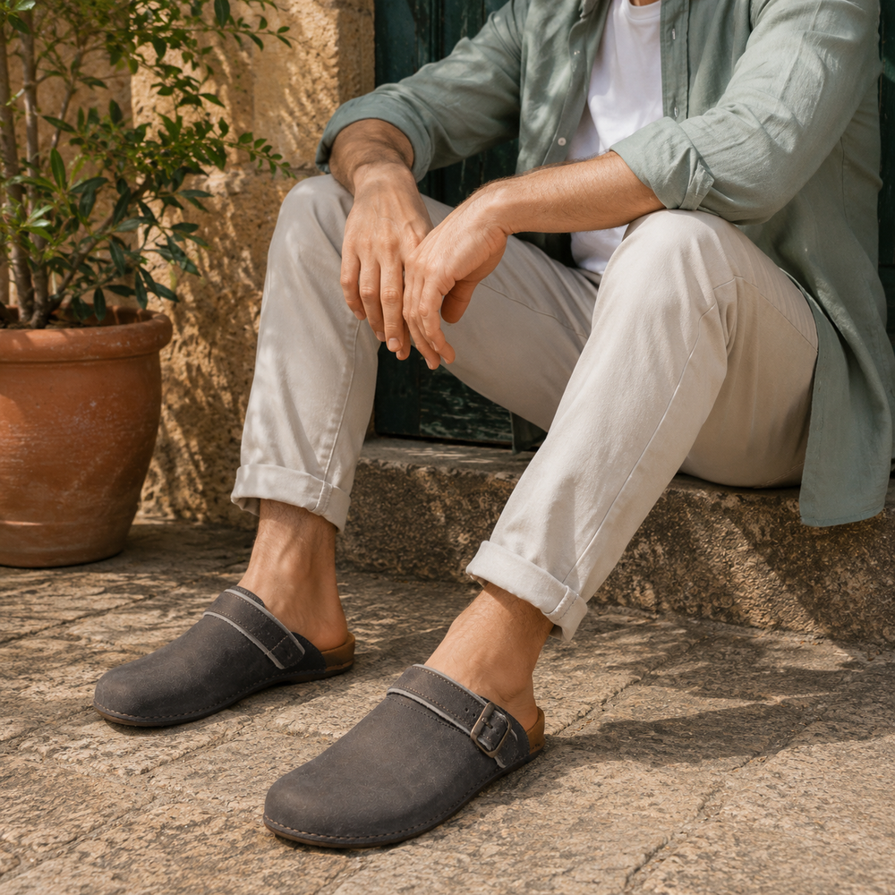 El Naturalista Herren Pantoletten in Dunkelgrau an einem Mann im sommerlichen Lifestyle-Look – shoedealo.shop