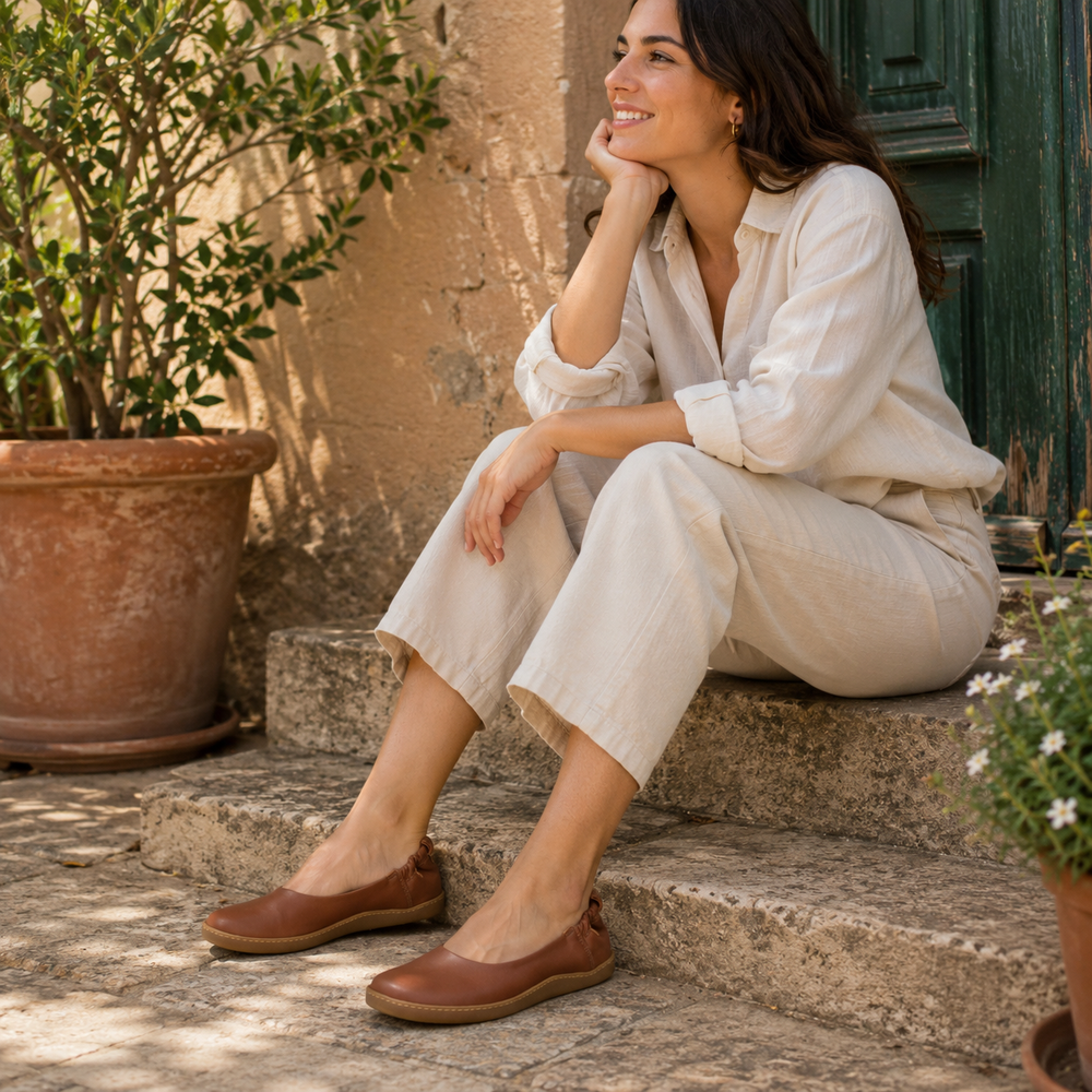 El Naturalista Damen Ballerinas in Braun an einer Frau im sommerlichen Lifestyle-Look – shoedealo.shop