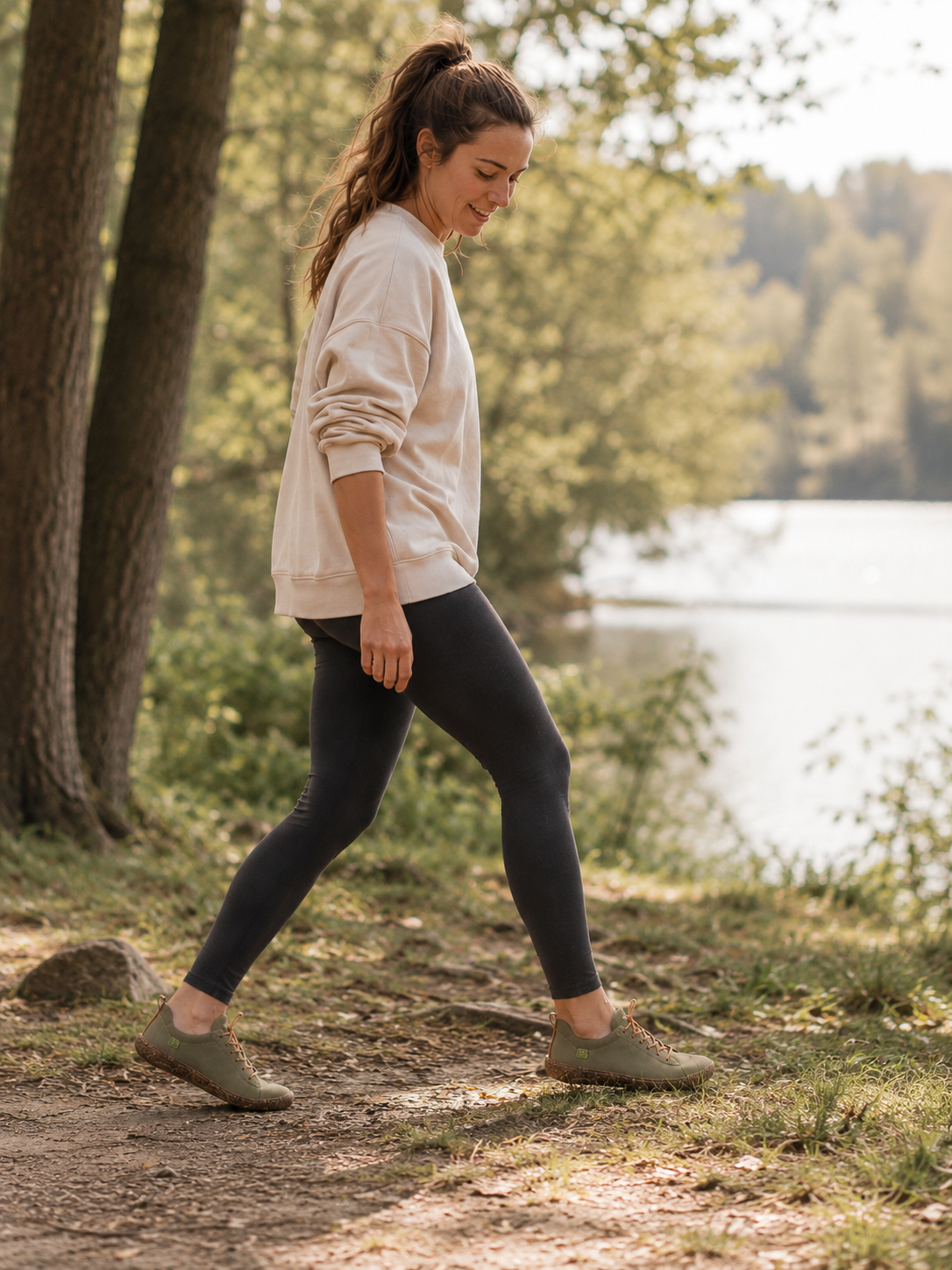Frau in El Naturalista Barefoot Schuhen beim Spaziergang in der Natur – shoedealo.shop