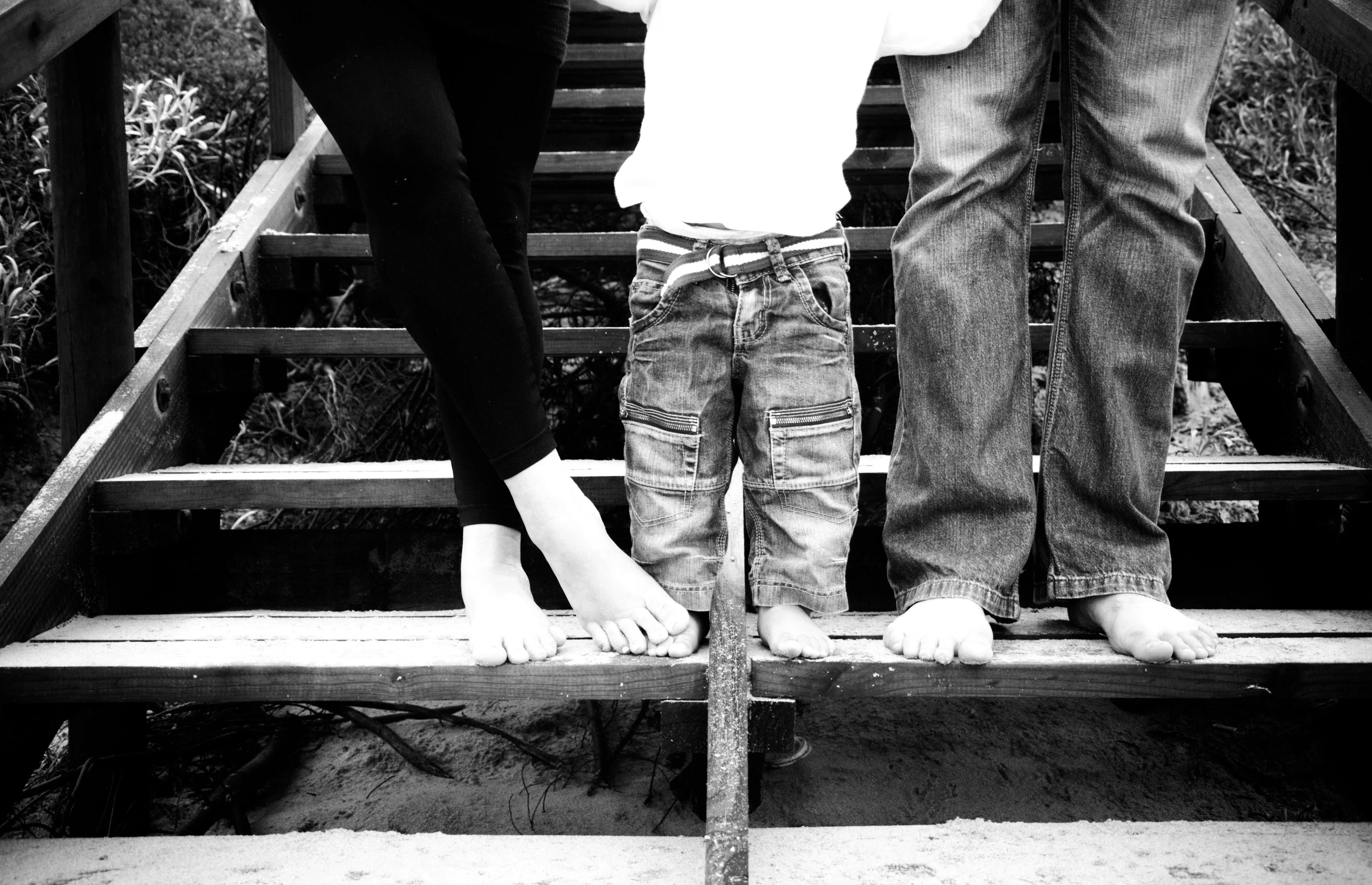 Barfuß-Familie auf Holzsteg – shoedealo.shop bietet Premium-Markenschuhe für Damen, Herren und Kinder: Sneakers, Boots, Stiefel und Barfußschuhe von Top-Marken versandkostenfrei – Entdecke jetzt unschlagbare Preise!