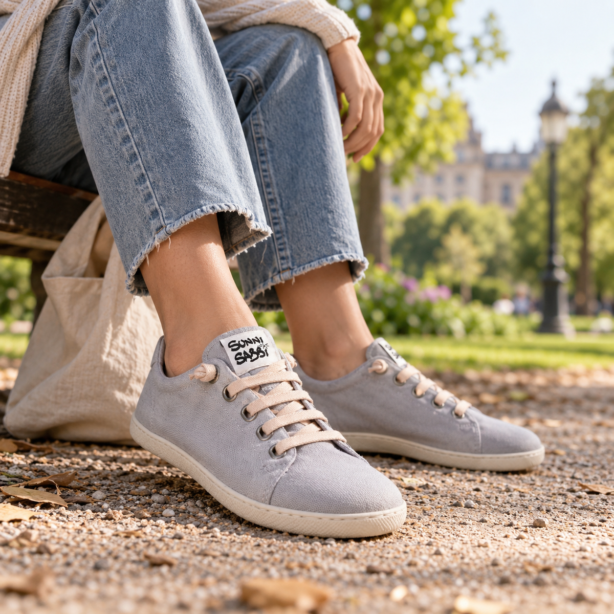 Sunni Sabbi Oshima Damen Barfußschuhe in Grau bei einem entspannten Moment im Stadtpark